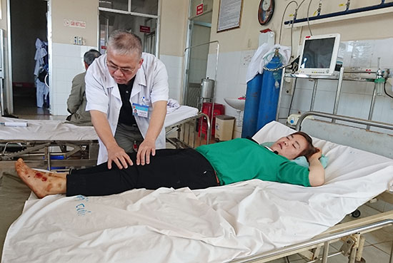 Chị Đào bị chấn thương ở chân đang điều trị tại Trung tâm Y tế huyện Bảo Lâm