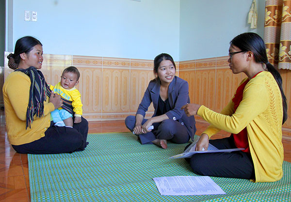 Hội Liên hiệp Phụ nữ huyện Di Linh tuyên truyền về hạn chế sinh con thứ ba trở lên - Ảnh: PHAN NHÂN