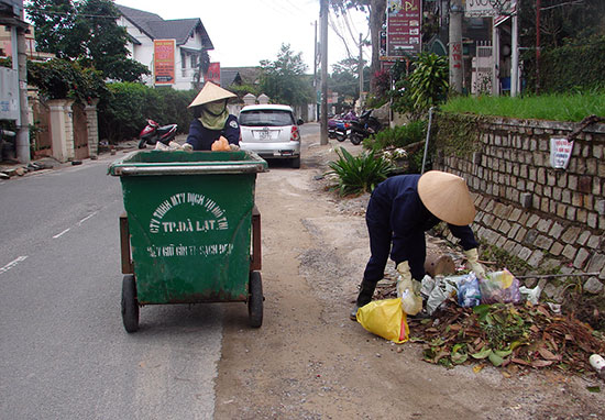 Công nhân vệ sinh môi trường luôn làm việc trên tinh thần không kể thời gian vì một thành phố xanh - sạch - đẹp