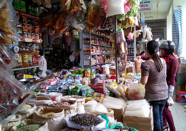 Các chất phụ gia không nhãn mác, nguồn gốc đang được bày bán tràn lan tại chợ Bảo Lộc