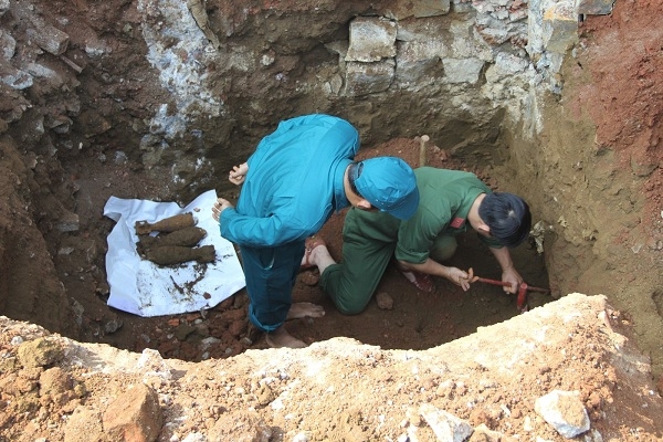 Lực lượng Công binh Thành Đội Bảo Lộc tiến hành tháo gỡ hầm vũ khi được phát hiện