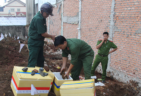 Bảo Lộc: Tháo gỡ thành công hầm vũ khí dưới nền nhà