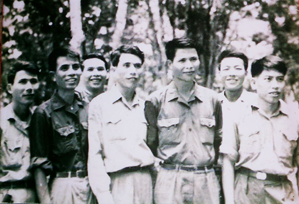 Ông Đinh Minh Đảng (thứ ba, phải sang) thời trai trẻ trong quân ngũ
