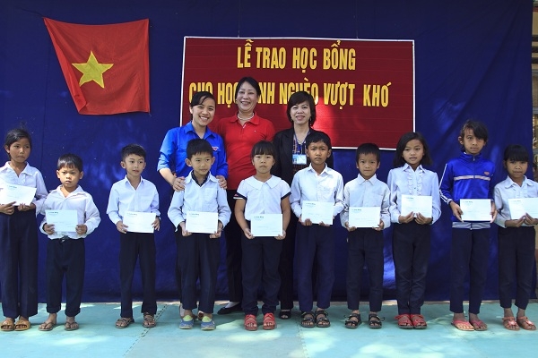 Chi đoàn Báo Lâm Đồng trao học bổng tại trường Tiểu học Đa Nung