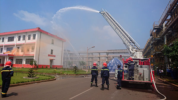 Diễn tập phòng cháy chữa cháy tại tòa nhà trung tâm Phân xưởng Nhiệt điện (Nhà máy Alumin)
