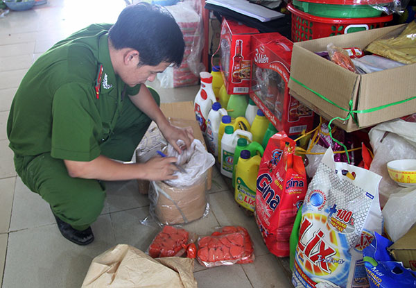Công an Bảo Lộc tịch thu và kiểm tra các chất phụ gia thực phẩm không rõ nguồn gốc