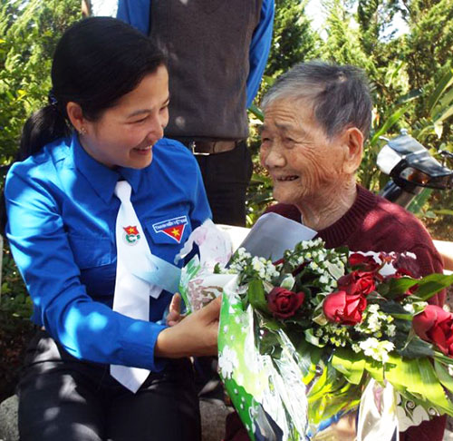 Chị Trần Thị Chúc Quỳnh thăm và tặng quà Mẹ VNAH Phạm Thị Tiệu 94 tuổi