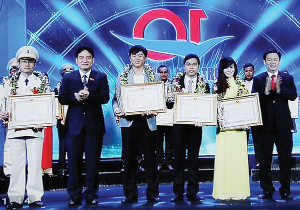 Phan Thanh Sang (thứ 3 từ trái qua) nhận giải thưởng Gương mặt trẻ Việt Nam tiêu biểu năm 2015