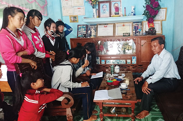 Học sinh trên địa bàn xã Tiên Hoàng đến nhà ông Điểu K’Bên để hỏi về nét văn hóa truyền thống của dân tộc