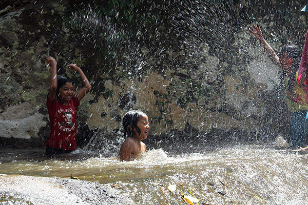 Khai thác, sử dụng nguồn nước tiết kiệm và hợp lý góp phần lớn vào phát triển nền kinh tế xanh và bền vững. Trong ảnh: Niềm vui trẻ em giữa làn nước mát. Ảnh: MINH ĐẠO