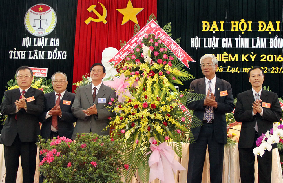 Đồng chí Trần Đức Quận tặng hoa chúc mừng đại hội