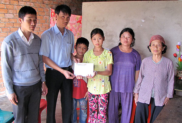 Đại diện Đoàn cơ sở Công ty Thủy điện Đại Ninh trao học bổng “Thắp sáng ước mơ” cho học sinh nghèo hiếu học xã Ninh Gia (Đức Trọng)