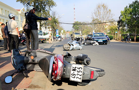 Đà Lạt: Ô tô tông 3 xe máy, 4 người bị thương