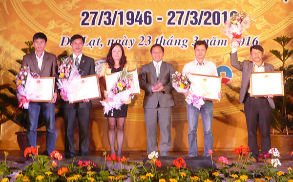 Đại diện lãnh đạo tỉnh trao bằng khen của UBND tỉnh cho 5 tập thể xuất sắc của ngành Văn hóa Thể thao và Du lịch Lâm Đồng tại cuộc gặp mặt