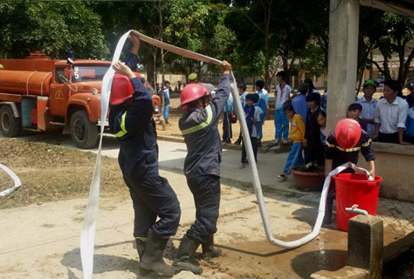 Dùng xe cứu hỏa tiếp nước giúp dân