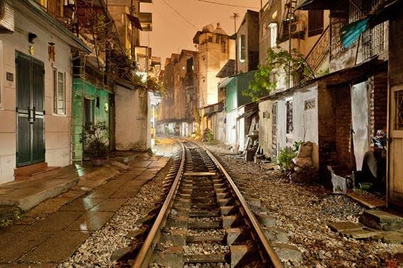 Bức ảnh một đoạn đường sắt uốn mình trong lòng Hà Nội sau một đêm mưa này Sebastien Laval chụp vào tháng 11 năm 2012