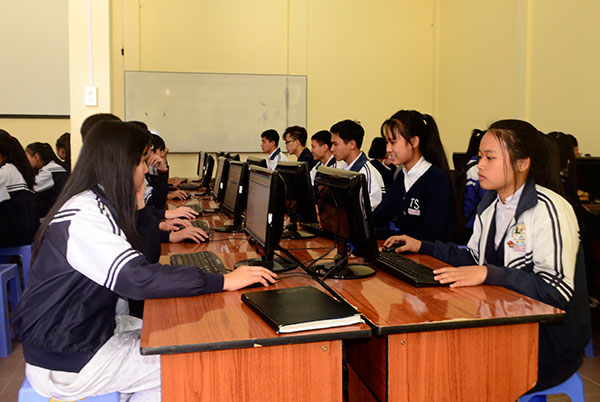 Sau lễ phát động, các em học sinh bước vào phần thi trắc nghiệm trên máy tính