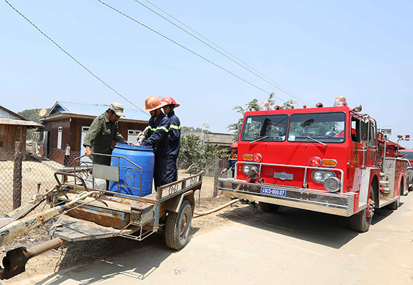 6 xe phòng cháy chữa cháy luân phiên tiếp nước sinh hoạt cho người dân