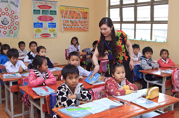 Cô Nguyễn Thị Luyến bên các học sinh. Ảnh: PHAN NHÂN