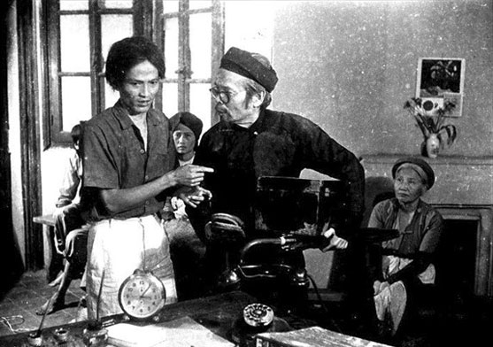 Giáo sư Hà Văn Cầu (người đứng bên phải) trong bộ phim truyền hình Số Đỏ dựa theo tiểu thuyết của nhà văn Vũ Trọng Phụng