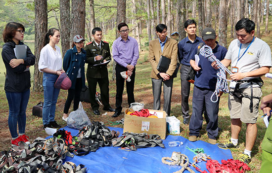 Cán bộ Đoàn thẩm định liên ngành kiểm tra trang thiết bị sử dụng trong các hoạt động thể thao mạo hiểm của Mạo hiểm Việt