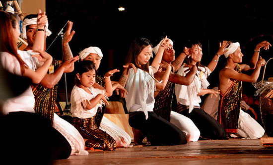 Người Chu Ru thể hiện đời sống tín ngưỡng. thông qua nhịp cồng chiêng với điệu múa Ariang nổi tiếng.