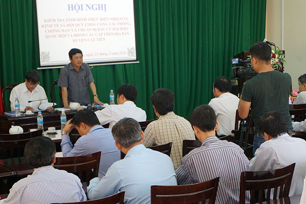 Đồng chí Đoàn Văn Việt, Phó Bí thư Tỉnh ủy, Chủ tịch UBND tỉnh Lâm Đồng phát biểu chỉ đạo đơn vị bầu cử Cát Tiên 