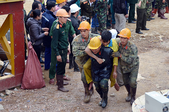Quân dân y kết hợp cứu hộ tại công trình Đạ Dâng - Đạ Chomo. Ảnh: V.BÁU