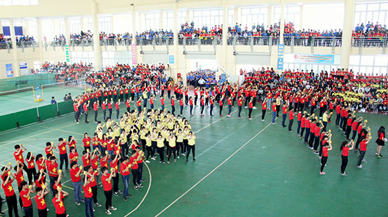 Bảo Lộc: Gần 3.000 bạn trẻ thi hát Quốc ca và đồng diễn &quot;Giai điệu Tổ quốc&quot;