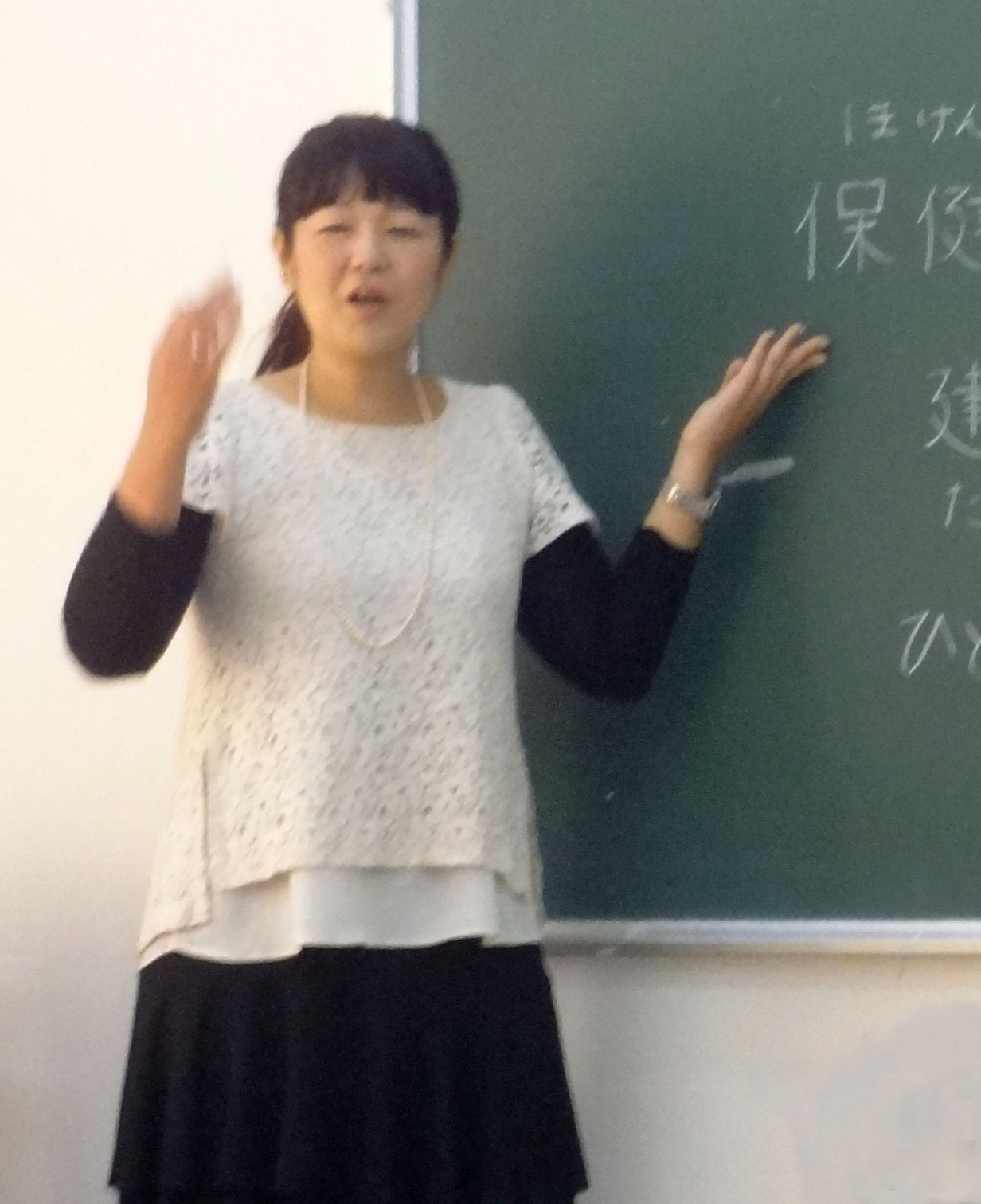 Cô Yuko trong giờ lên lớp của mình