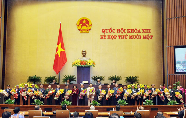 Chủ tịch Quốc hội Nguyễn Thị Kim Ngân chúc mừng các tân Phó Thủ tướng, Bộ trưởng, thành viên Chính phủ. Ảnh VGP/Nhật Bắc