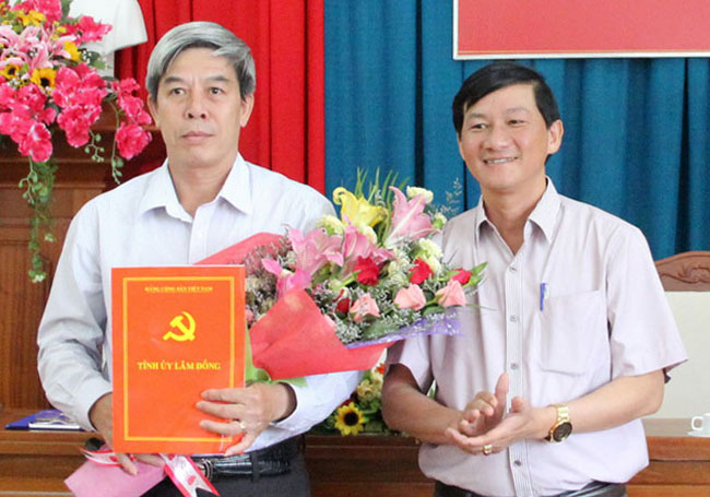 Phó Bí thư Thường trực Tỉnh ủy Trần Đức Quận (bìa phải) trao Quyết định chuẩn y Bí thư Huyện ủy huyện Đam Rông cho đồng chí Trần Minh Thức