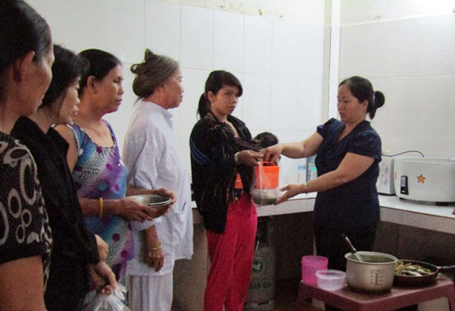 Phục vụ cơm miễn phí cho bệnh nhân nghèo tại Bếp ăn từ thiện ở Trung tâm Y tế huyện Cát Tiên