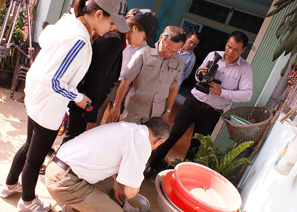 Lãnh đạo Trung tâm Y tế Dự phòng tỉnh kiểm tra tình hình lăng quăng tại hộ gia đình ở Bảo Lộc