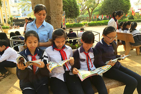 Cô Lê Thị Hiệp tham gia CLB “Thư viện Xanh” cùng các em học sinh