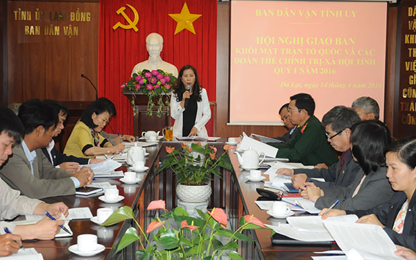 Đồng chí Nguyễn Thị Lệ - Trưởng Ban Dân vận Tỉnh ủy phát biểu tại hội nghị