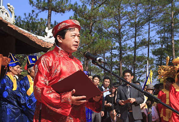 Đồng chí Đoàn Văn Việt - Phó Bí thư Tỉnh ủy, Chủ tịch UBND tỉnh, Chủ tế của buổi lễ dâng hương