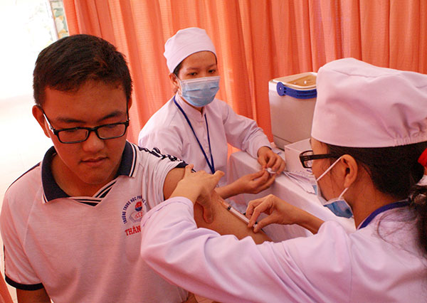 Tổ chức tiêm vắc xin sởi - rubella cho học sinh từ 16 - 17 tuổi tại Trường THPT chuyên Thăng Long - Đà Lạt