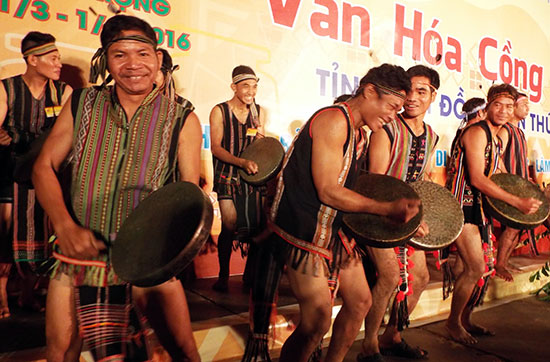 Đoàn nghệ nhân Lâm Hà biểu diễn đầy ngẫu hứng tại Lễ hội văn hóa cồng chiêng tỉnh Lâm Đồng lần thứ X - 2016.