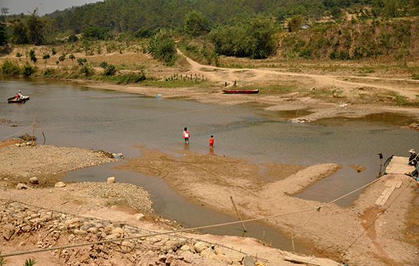Trẻ em có thể đi bộ qua lòng sông Krông Nô (đoạn qua xã Đạ M’Rông, huyện Đam Rông) do tình trạng hạn hán gây ra. Ảnh: ĐOÀN KIÊN