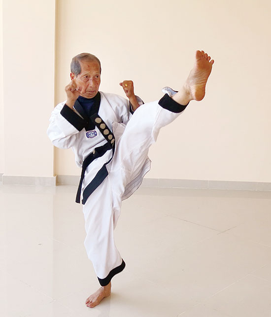 Thầy Phạm Xuân Việt biểu diễn đường quyền Taekwondo