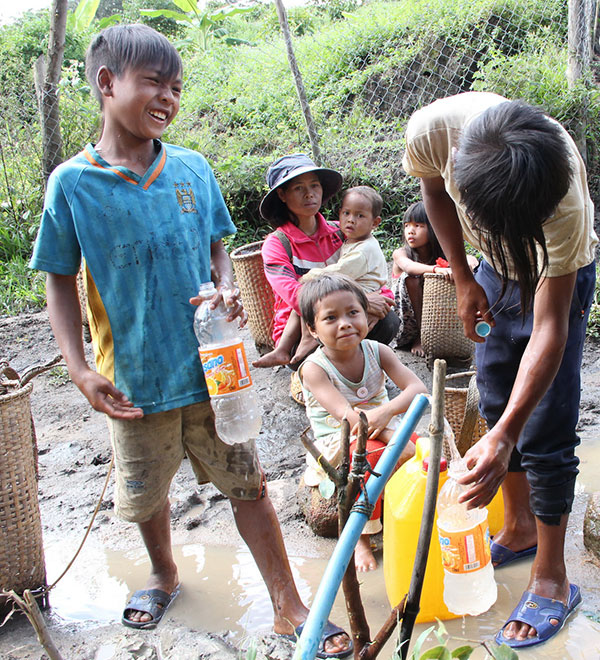 Trẻ em ở xã Đạ Tông, huyện Đam Rông phụ gia đình đi lấy nước ở các con suối