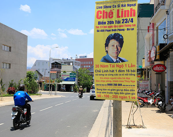 Băng rôn quảng cáo show diễn ca sĩ Chế Linh trên đường phố Đà Lạt 