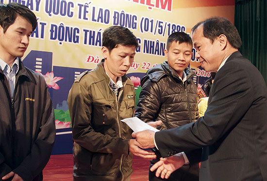 Ông Huỳnh Ngọc Cảnh - TUV, Chủ tịch LĐLĐ tỉnh Lâm Đồng tặng quà cho công nhân lao động có hoàn cảnh khó khăn