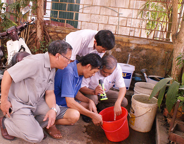 Ths - BS Nguyễn Hữu Phúc - Giám đốc TTYTDP tỉnh (bìa trái) kiểm tra mật độ muỗi và loăng quăng tại nhà dân ở Bảo Lộc