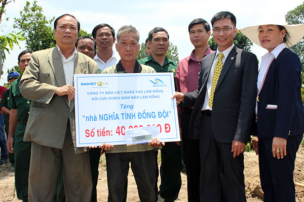 Hội CCB Báo Lâm Đồng và Công ty Bảo Việt Lâm Đồng tặng nhà "Nghĩa tình đồng đội"