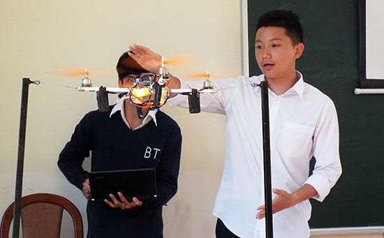 Thuyết trình thiết bị bay của hai học sinh Trường THPT Bùi Thị Xuân đã đoạt giải Nhì thi lập trình phần cứng