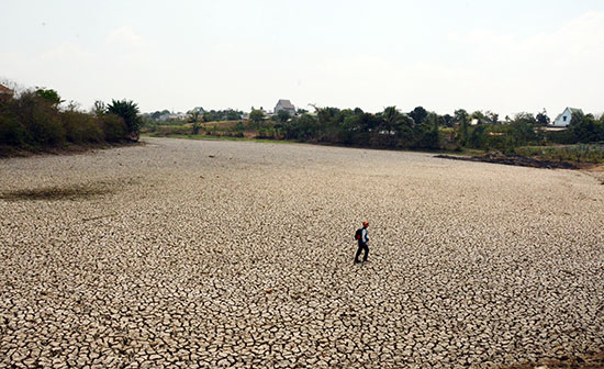 Một hồ chứa nước ở xã N’Thol Hạ, huyện Đức Trọng khô đáy do nắng hạn - Ảnh: VĂN BÁU