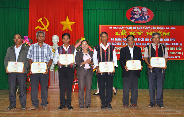 Các trưởng Ban công tác Mặt trận tiêu biểu được UBND huyện tặng Giấy khen
