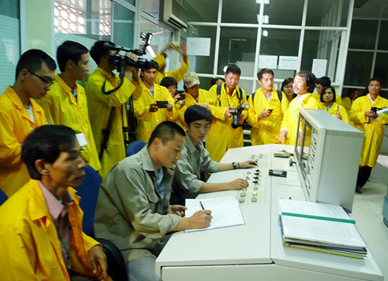 Các nhà báo đang tham quan phòng điều hành của Lò phản ứng hạt nhân Đà Lạt 
